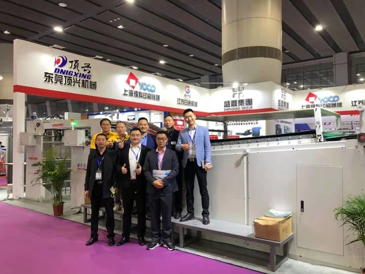 Laminator kartonowy o dużej prędkości 800 * 700 mm z podajnikiem ssącym krawędzi czołowej