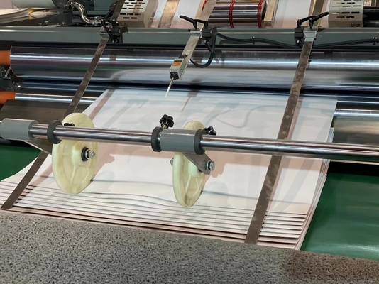 W pełni automatyczny laminator fletowy do kartonu